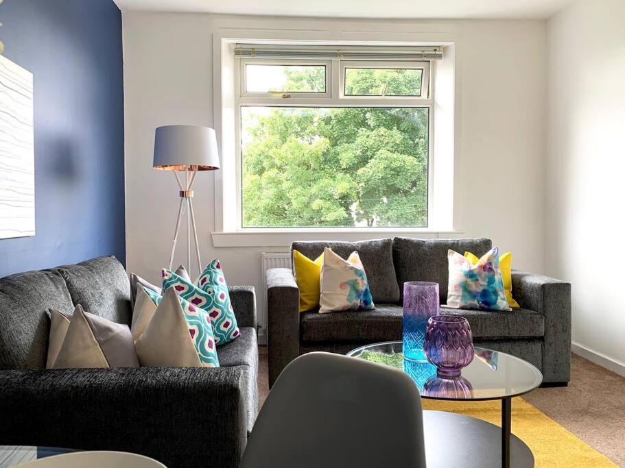 Modern And Vibrantly Designed Apartment Motherwell Zewnętrze zdjęcie
